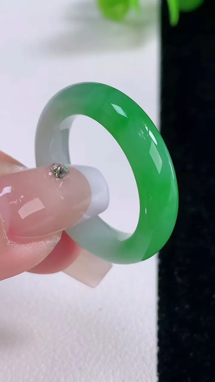 天然A货翡翠指环 戒指，尺寸20-5.6-3.9，重量:5.34g2025年12月5日
工厂直销收藏佳品,种好水足，色泽均匀，有种有色，上手高大气！