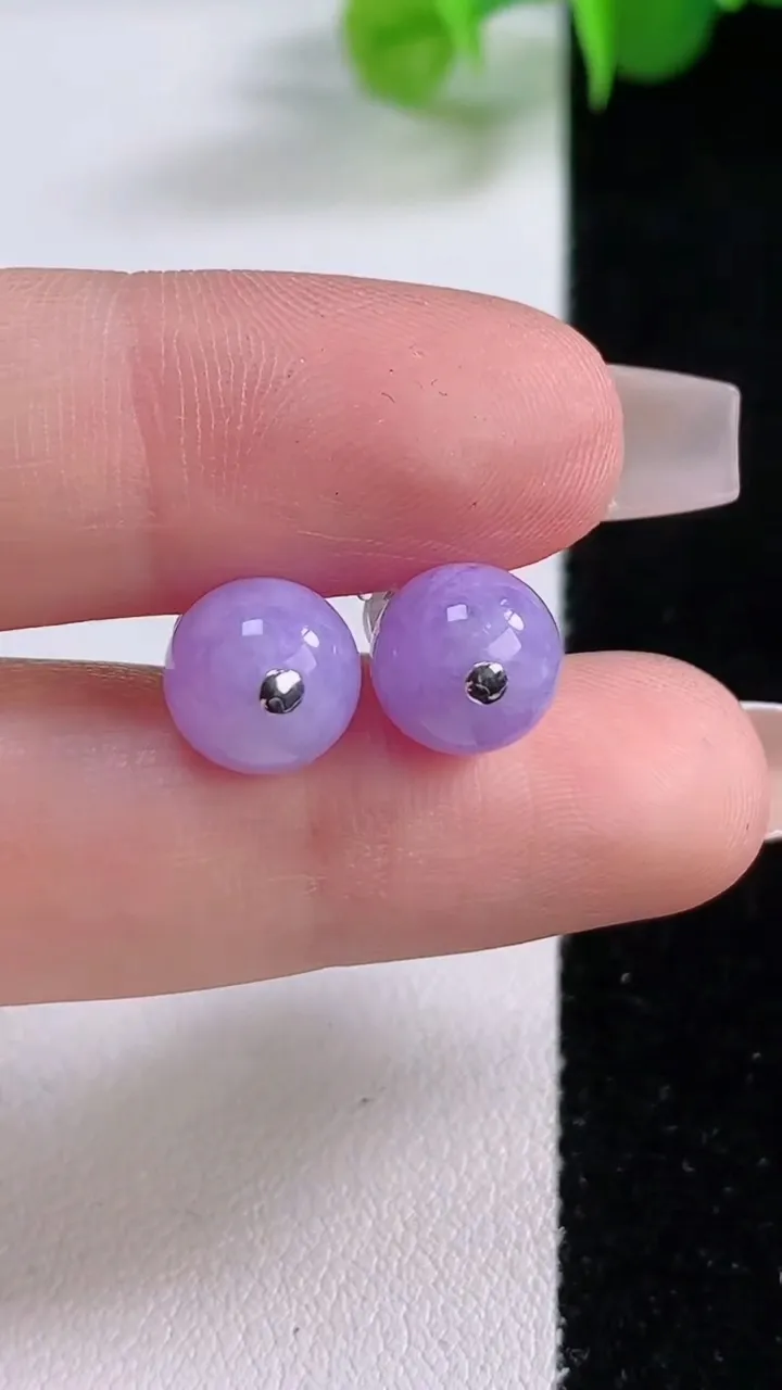 天然A货翡翠种紫罗兰圆珠耳钉，尺寸8.6，重量:2.70g12月5日
工厂直销收藏佳品,种好水足，色泽均匀，有种有色，上手高大气！