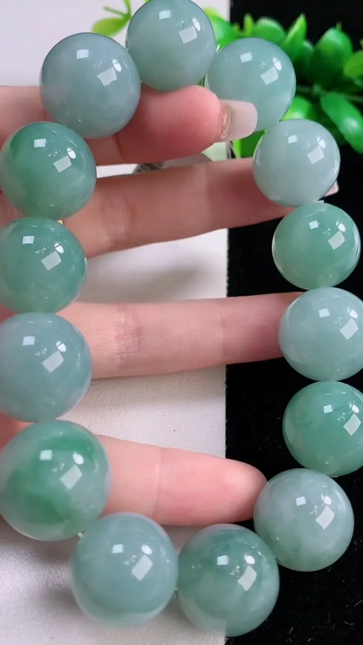 天然A货翡翠大颗粒圆珠手串14颗，尺寸17.8，重量:132.90g12月5日
工厂直销收藏佳品,种