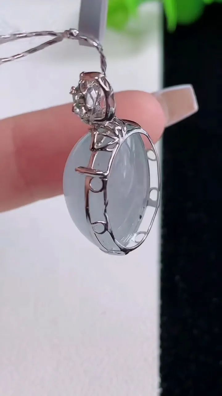 天然A货翡翠种白冰蛋面吊坠，尺寸26.2-17.8-15.5-9，重量:4.82g
12月5日