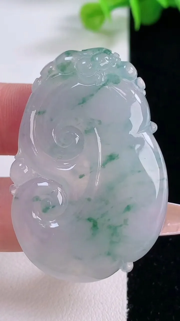 天然A货翡翠种飘花如意吊坠，尺寸46.7-30.4-5.8，重量:17.65g
12月5日