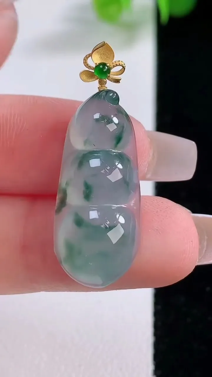 天然A货翡翠种飘花福豆吊坠，尺寸26-11.7-6，重量:3.31g
12月5日