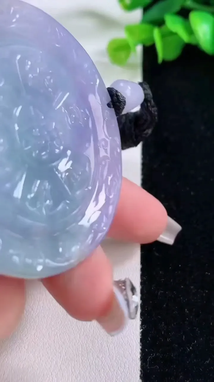 天然A货翡翠种春带彩 紫罗兰千手观音菩萨吊坠，尺寸53.7-12.7，重量:65.88g
12月5日