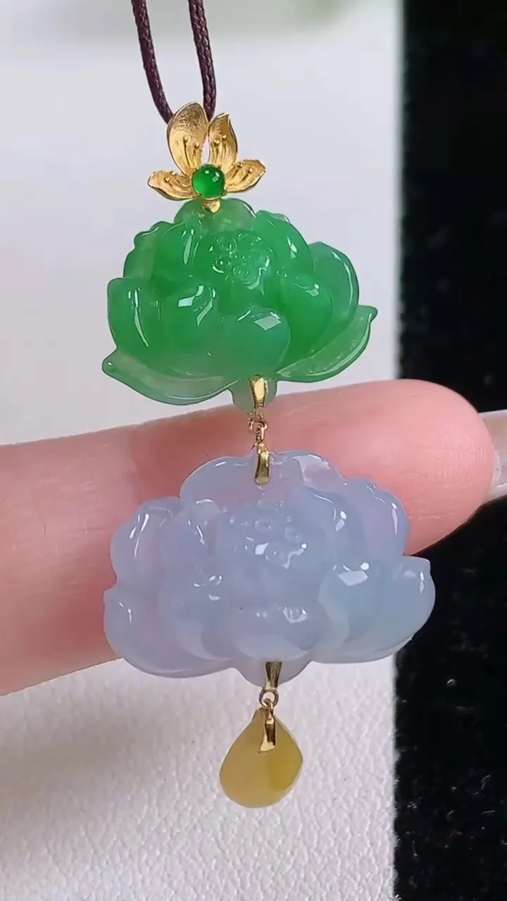 天然A货翡翠种春带彩紫罗兰 和和美美 荷花吊坠，尺寸40.5-18.4-7.4，重量:4.55g
1