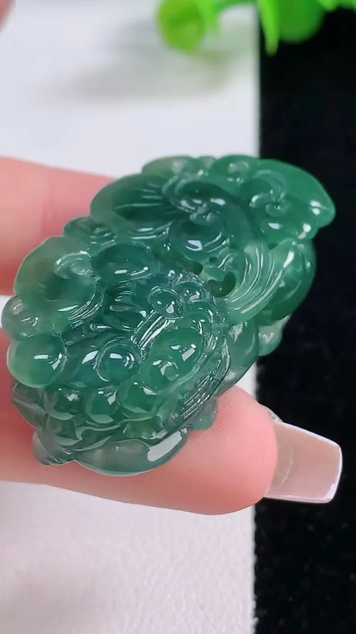 天然A货翡翠霸王貔貅吊坠，尺寸39.6-22-12.2，重量:23.50g
12月5日