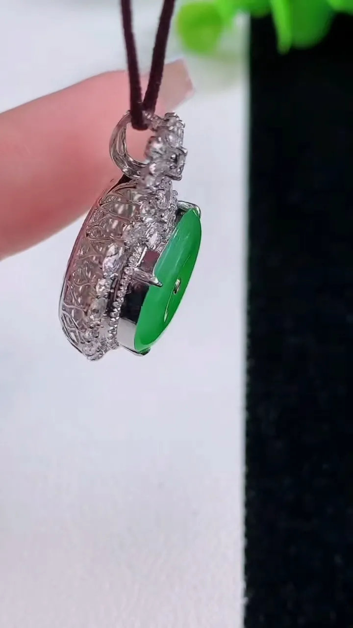 天然A货翡翠平安扣吊坠，尺寸29-18.7-9.5裸石13.8，重量:4.84g
12月5日