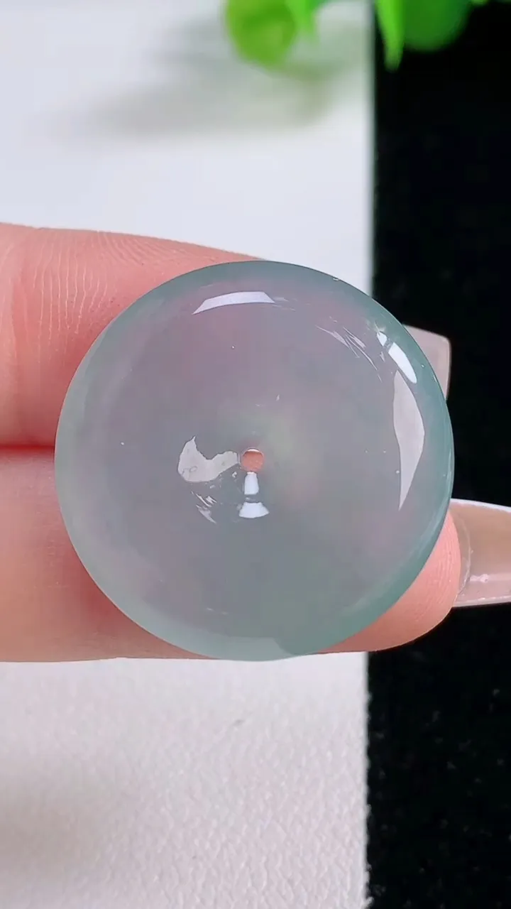 天然A货翡翠平安扣吊坠，尺寸25.4-5.8，重量:7.77g
12月5日