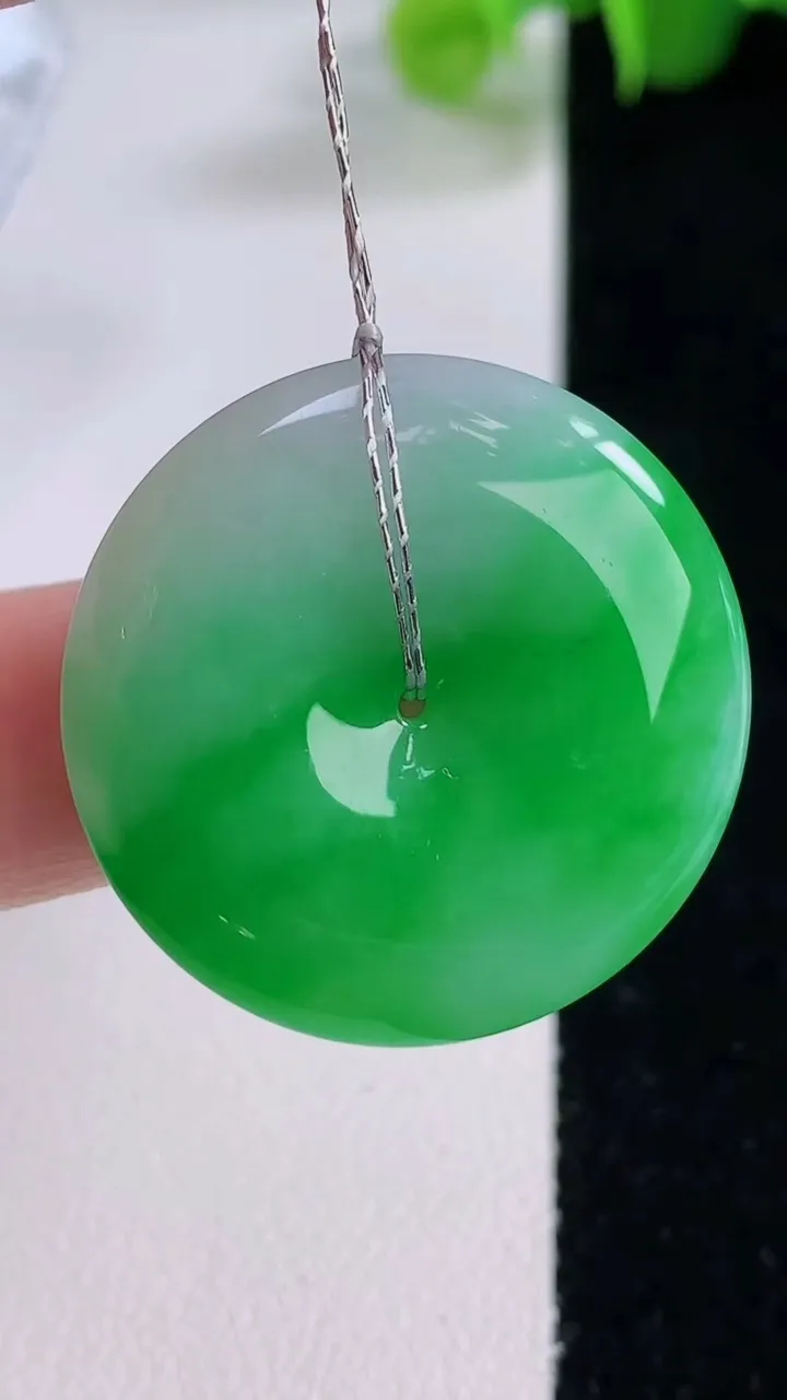 天然A货翡翠平安扣吊坠，尺寸28-5.4，重量:8.92g
12月5日