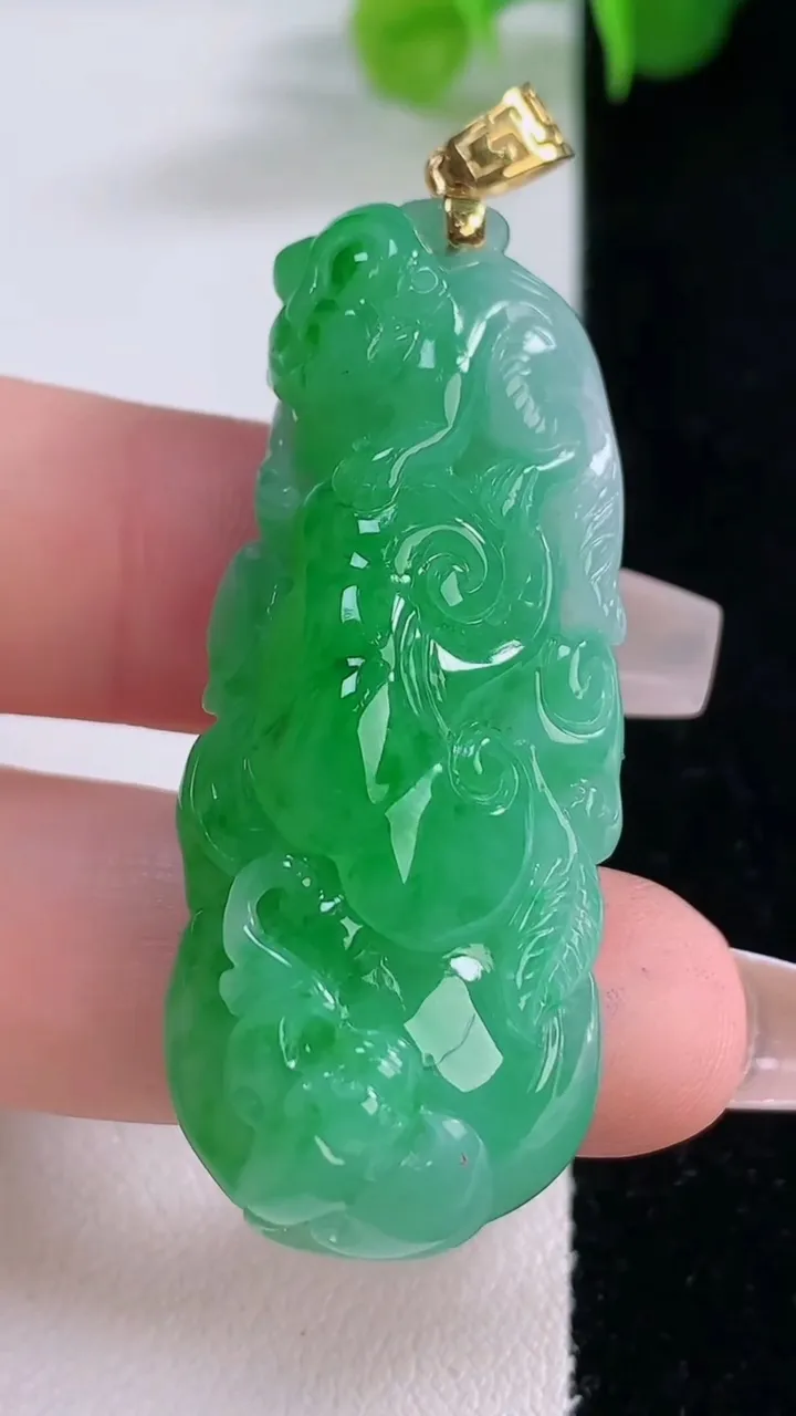 天然A货翡翠如意吊坠，尺寸47-19.4-11.8，重量:18.45g
12月5日
