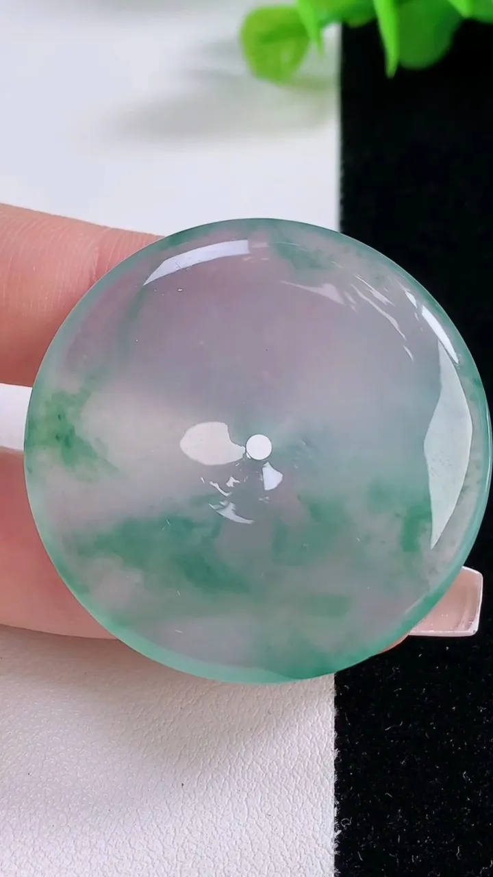 天然A货翡翠种飘花平安扣吊坠，尺寸40-5.5，重量:19.50g
12月5日