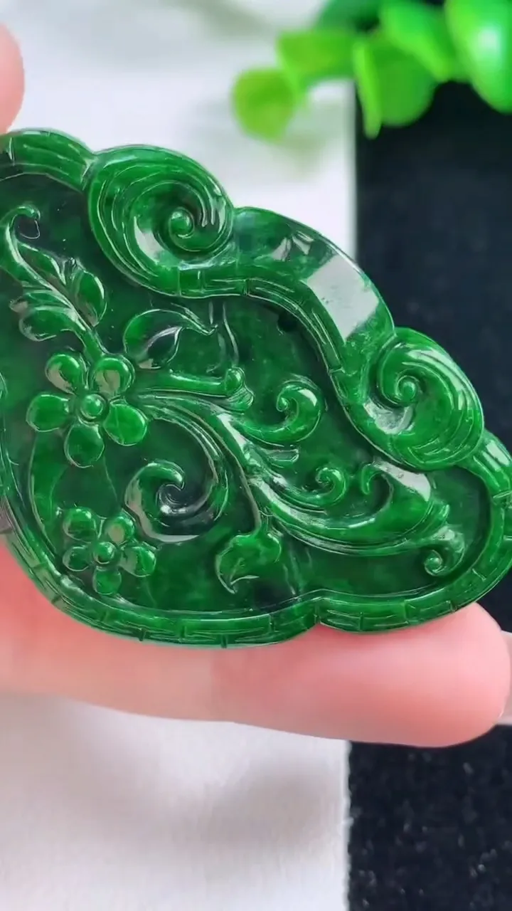 天然A货翡翠孔雀吊坠，尺寸36-53.2-17.2，重量37.67g
12月5日