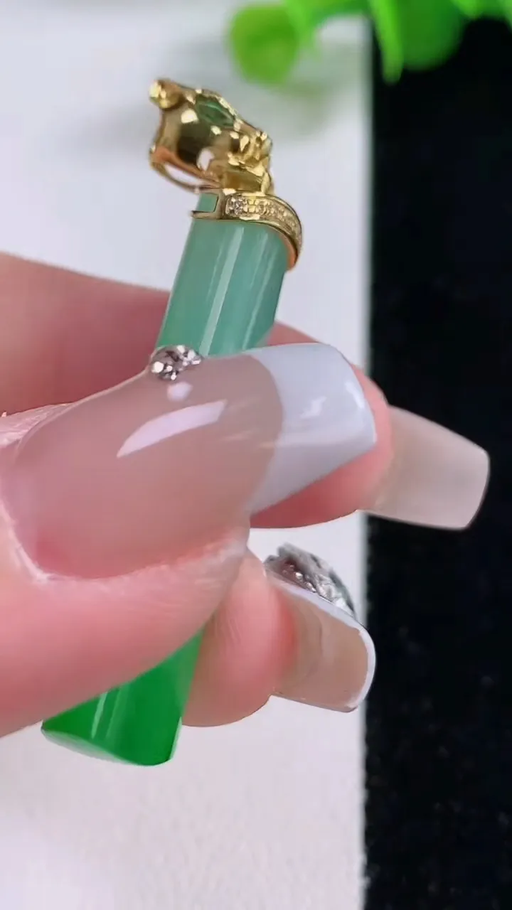 天然A货翡翠平安柱吊坠，尺寸36.3-12.2-5.3，重量:7.61g
12月5日