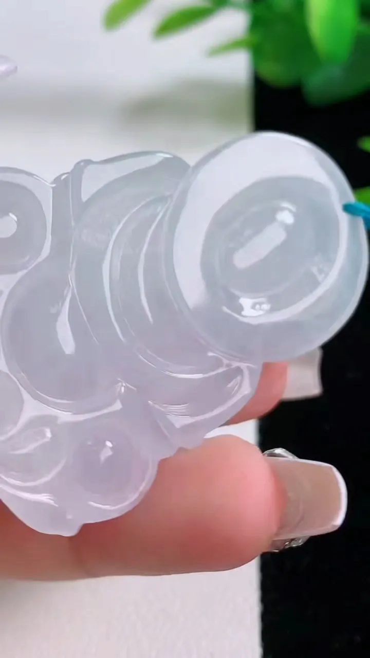 天然A货翡翠观音菩萨吊坠，尺寸49.6-34.2-5.6，重量:16.50g
12月5日