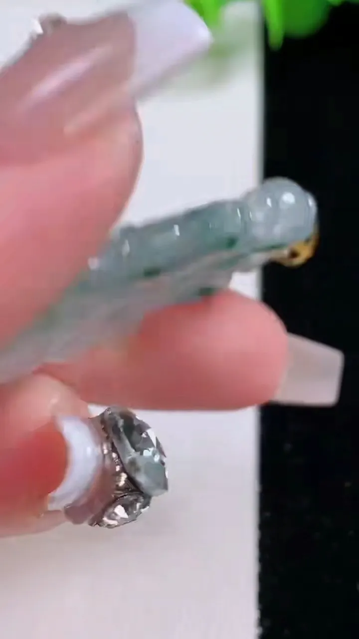 天然A货翡翠种飘花九尾狐吊坠，尺寸45-29.4-3.7，重量:8.86g
12月5日