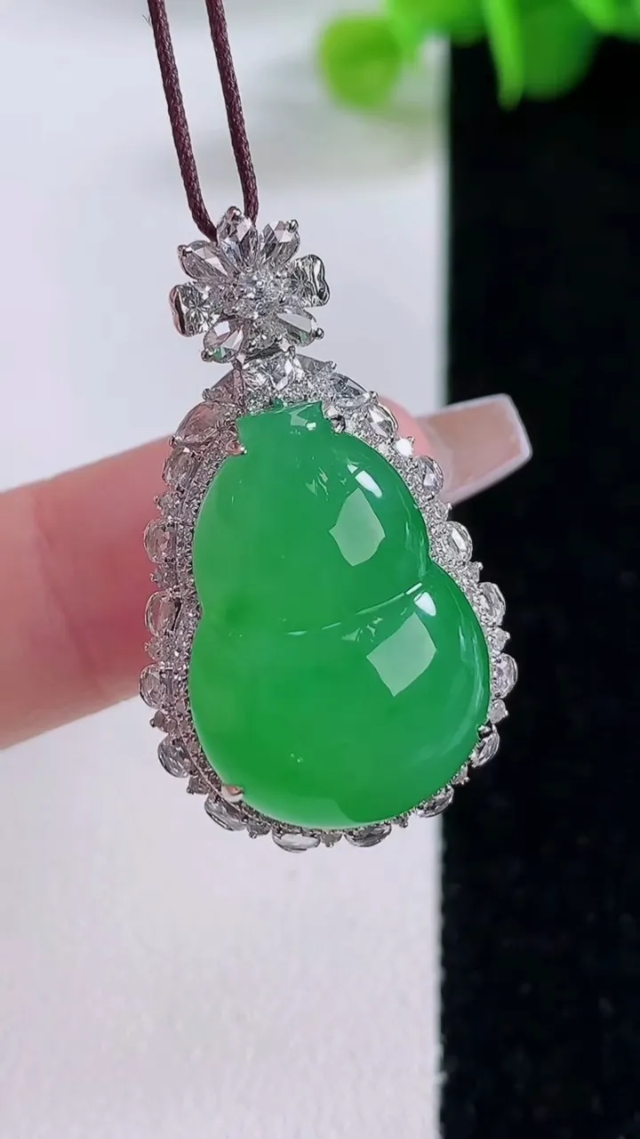 天然A货翡翠葫芦吊坠，尺寸33.5-19.2-12.5裸石21-14.7，重量:7.85g
12月5