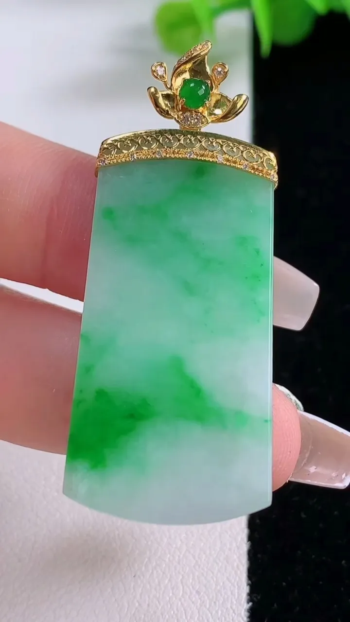 天然A货翡翠无事牌吊坠，尺寸39-20-3.6，重量:10.20g
12月5日