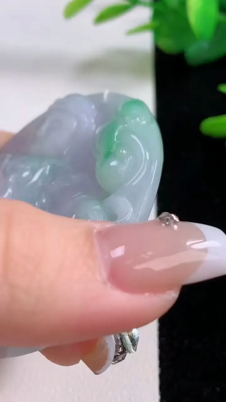 天然A货翡翠观音菩萨吊坠，尺寸55.8-44.3-7.3，重量:37.89g
12月5日