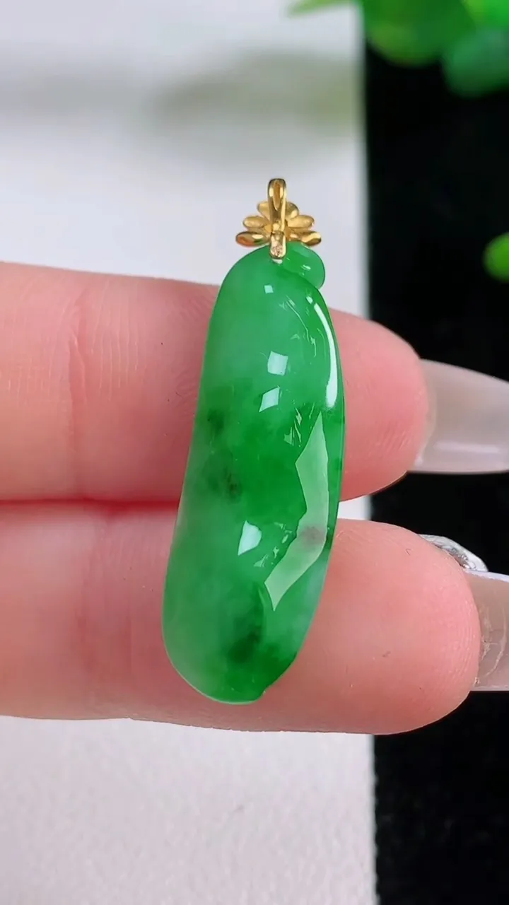 天然A货翡翠福豆吊坠，尺寸27.5-9.4-6.8，重量:2.79g
12月5日