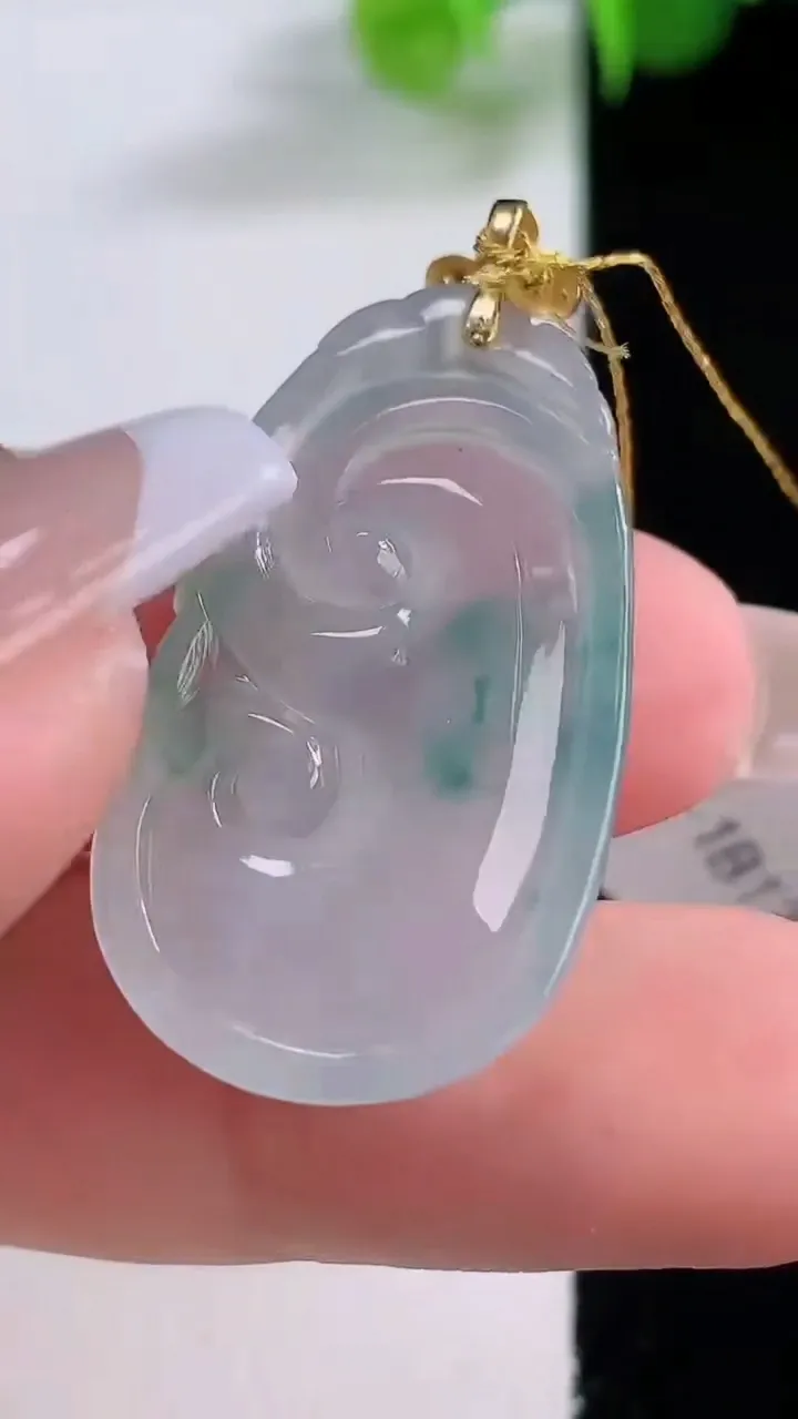 天然A货翡翠种飘花如意吊坠，尺寸30.3-18-5，重量:5.94g
12月5日