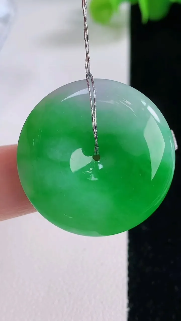 天然A货翡翠平安扣吊坠，尺寸28-5.4，重量:8.92g
12月5日