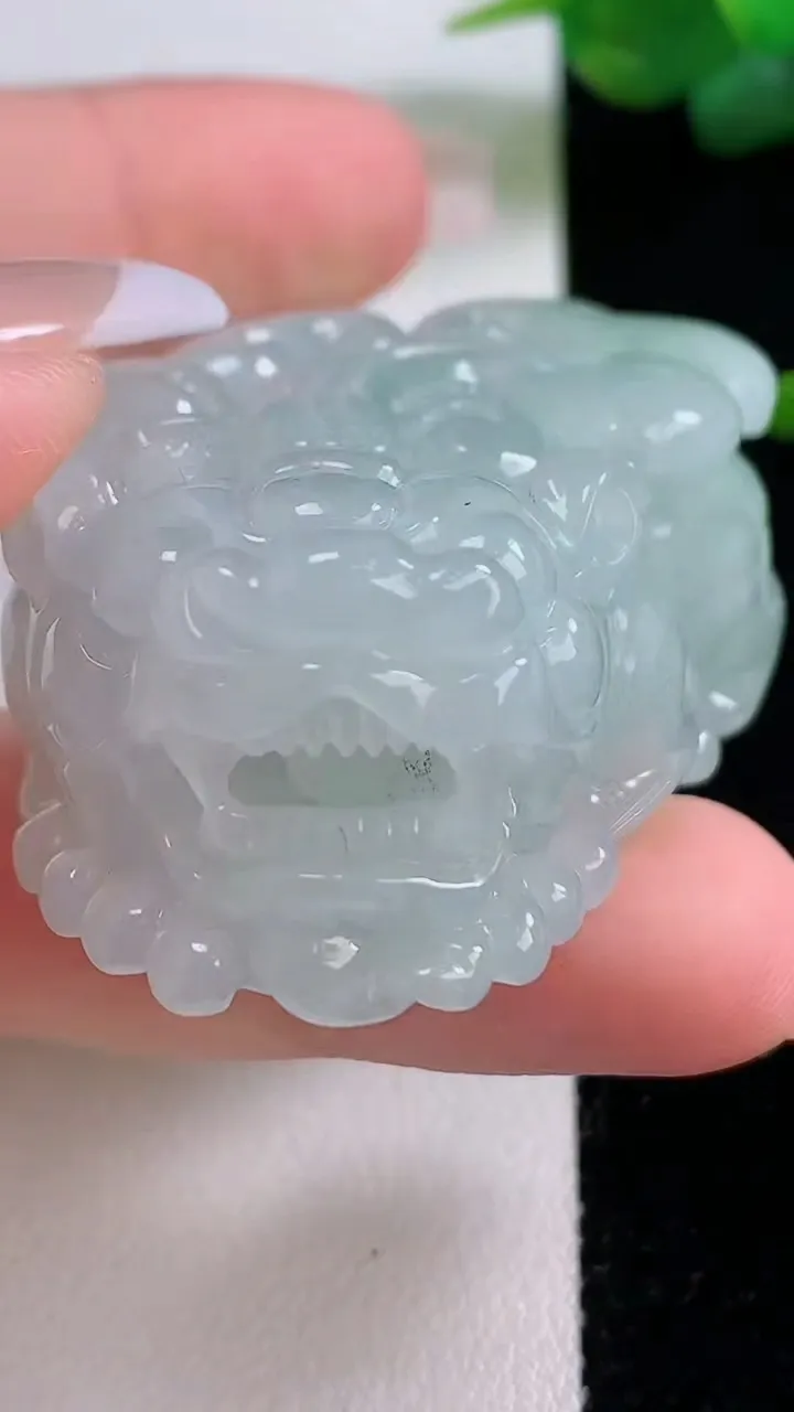 天然A货翡翠貔貅吊坠，尺寸47-31.2-20.4，重量:68.33g
12月5日