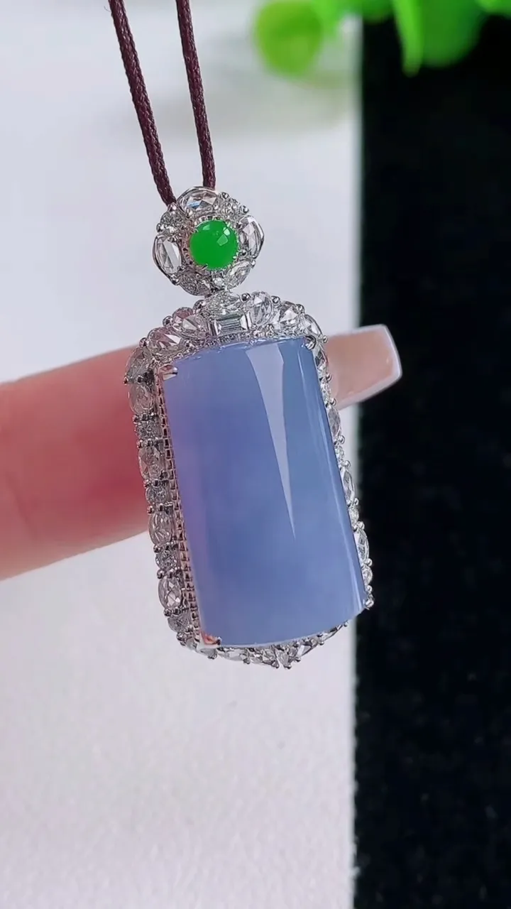 天然A货翡翠种紫罗兰无事牌吊坠，尺寸31-14.3-11裸石19-10.5，重量:5.49g
12月