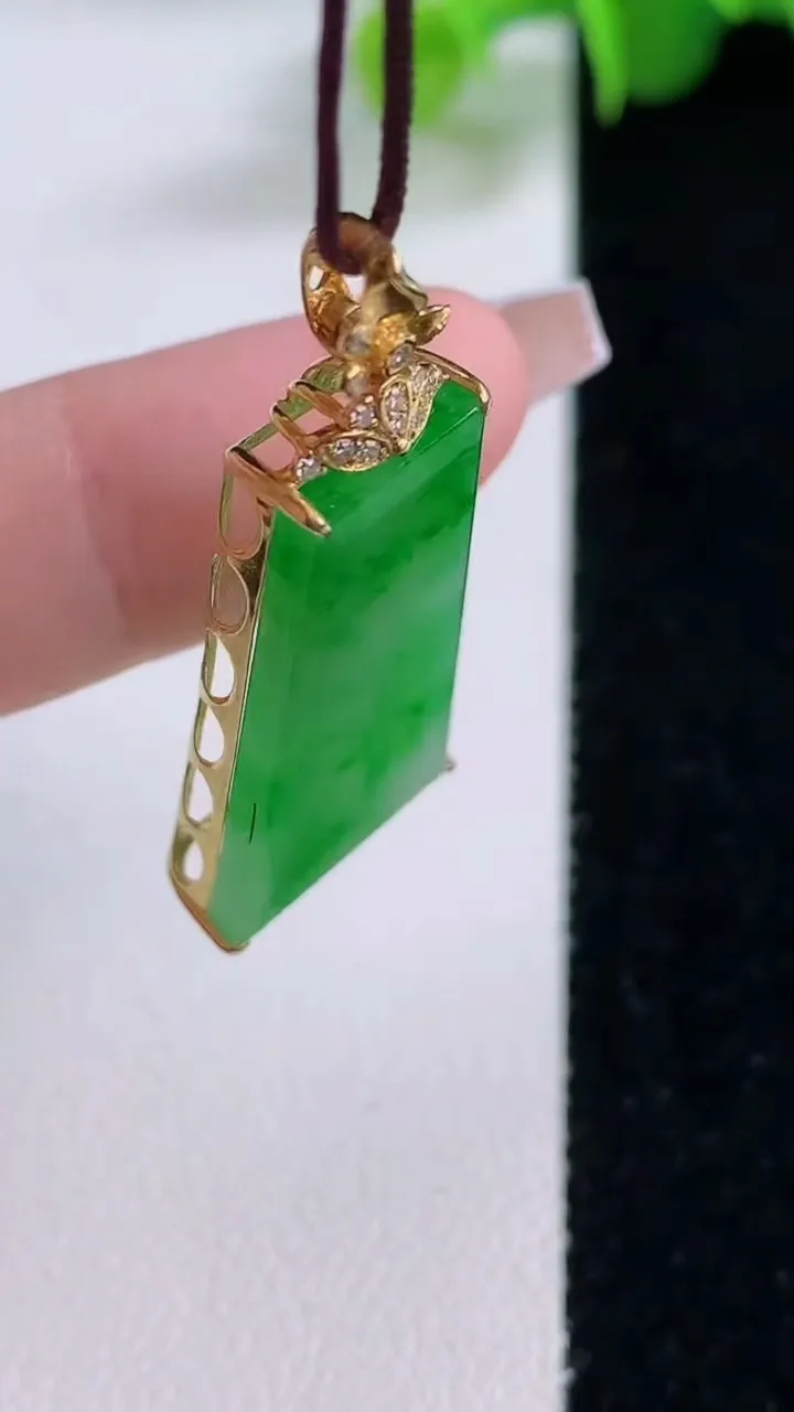 天然A货翡翠无事牌吊坠，尺寸35.4-26.6-13.3-5.7，重量:4.11g
12月5日