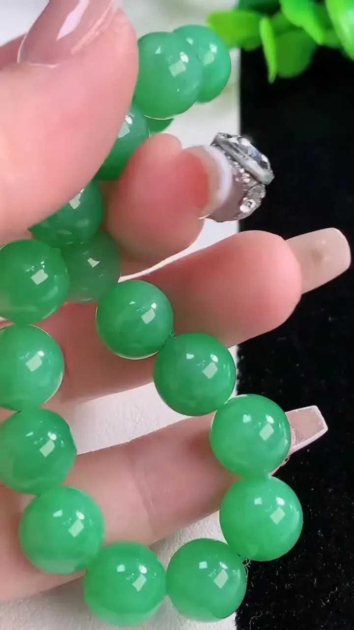 天然A货翡翠圆珠手串18颗，尺寸10.4，重量:34.55g12月5日
工厂直销收藏佳品,种好水足，色泽均匀，有种有色，上手高大气！