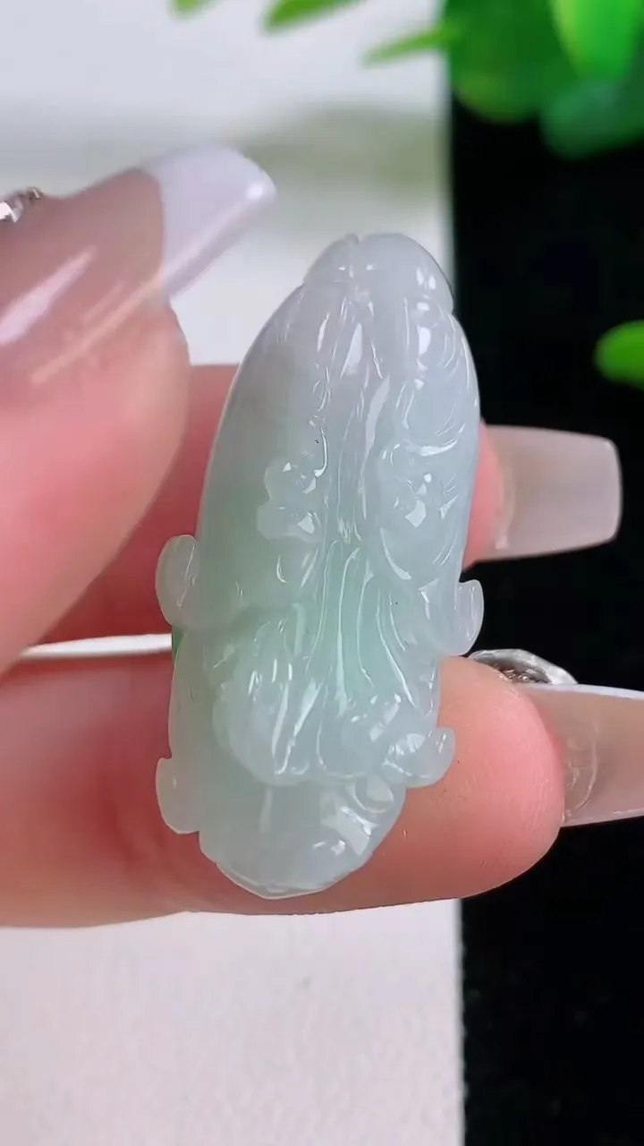 天然A货翡翠白菜吊坠，尺寸34.6-16.2-12.5，重量:9.94g
12月5日