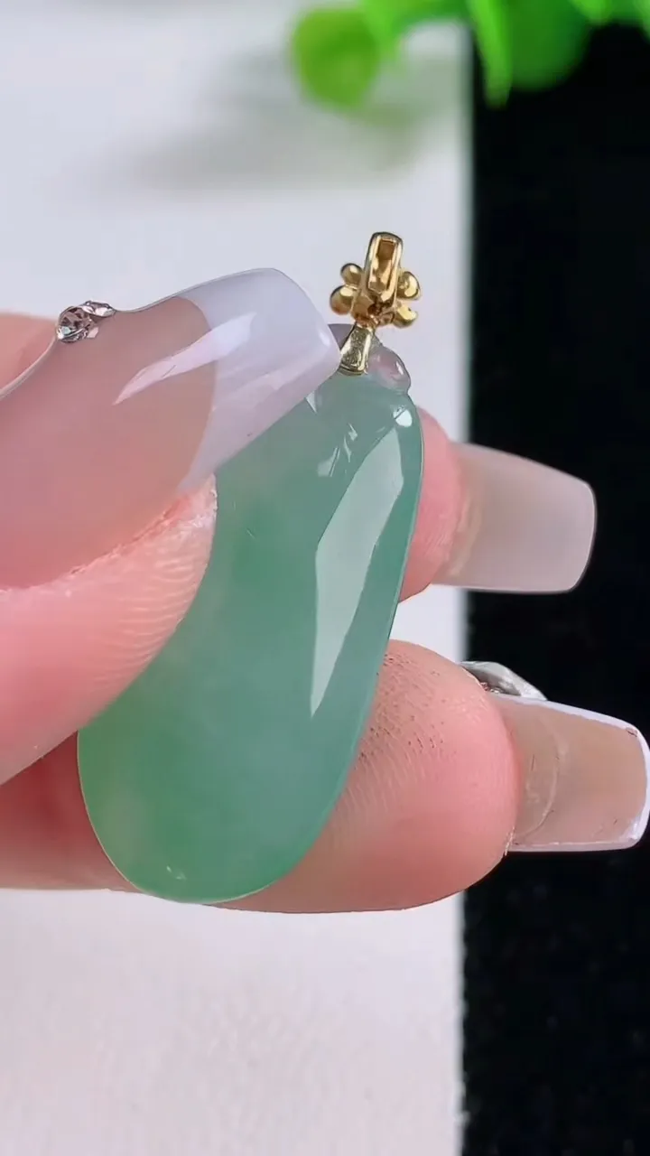 天然A货翡翠福瓜吊坠，尺寸27-12.7-7.8，重量:5.32g
12月5日