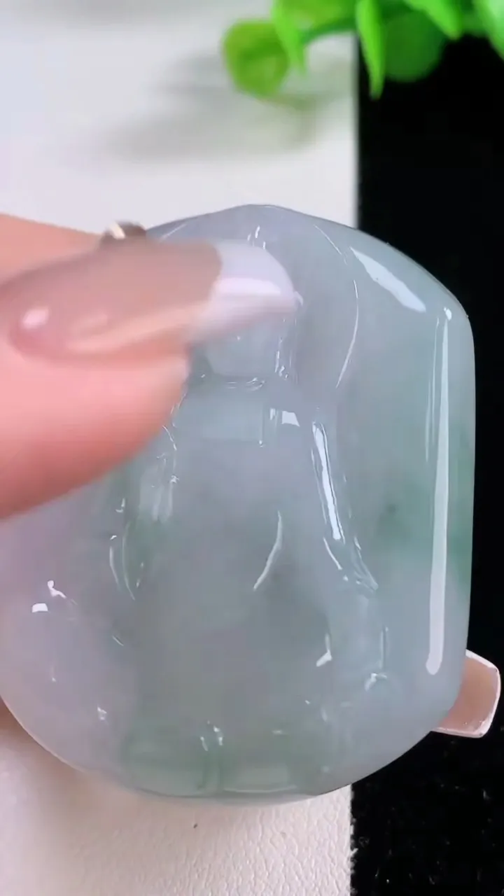 天然A货翡翠冰种飘花大势至观音菩萨吊坠，尺寸47.6-38.5-8.4，重量:33.54g
12月5