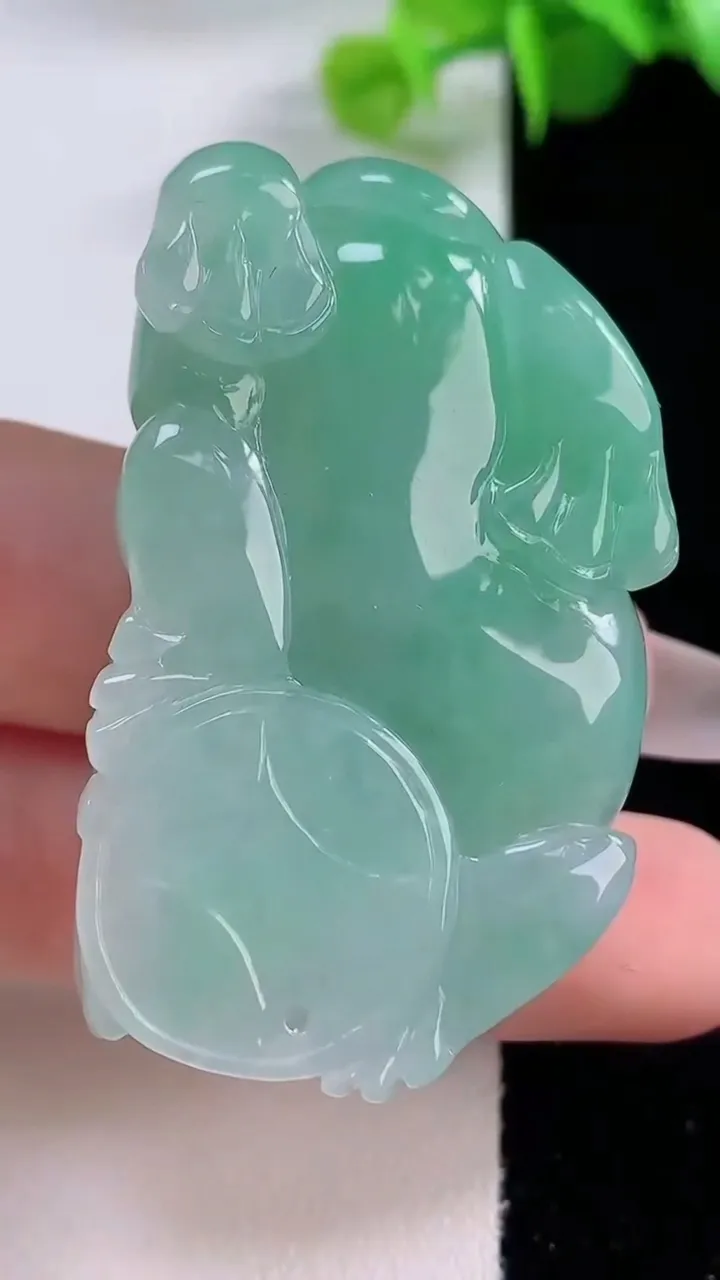 天然A货翡翠霸王貔貅吊坠，尺寸47.4-29-12.8，重量:40.79g
12月5日