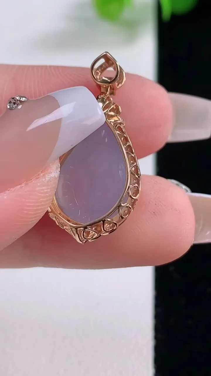 天然A货翡翠种紫罗兰水滴吊坠，尺寸26-13.5-9裸石14.7-10.7，重量:2.91g
12月5日