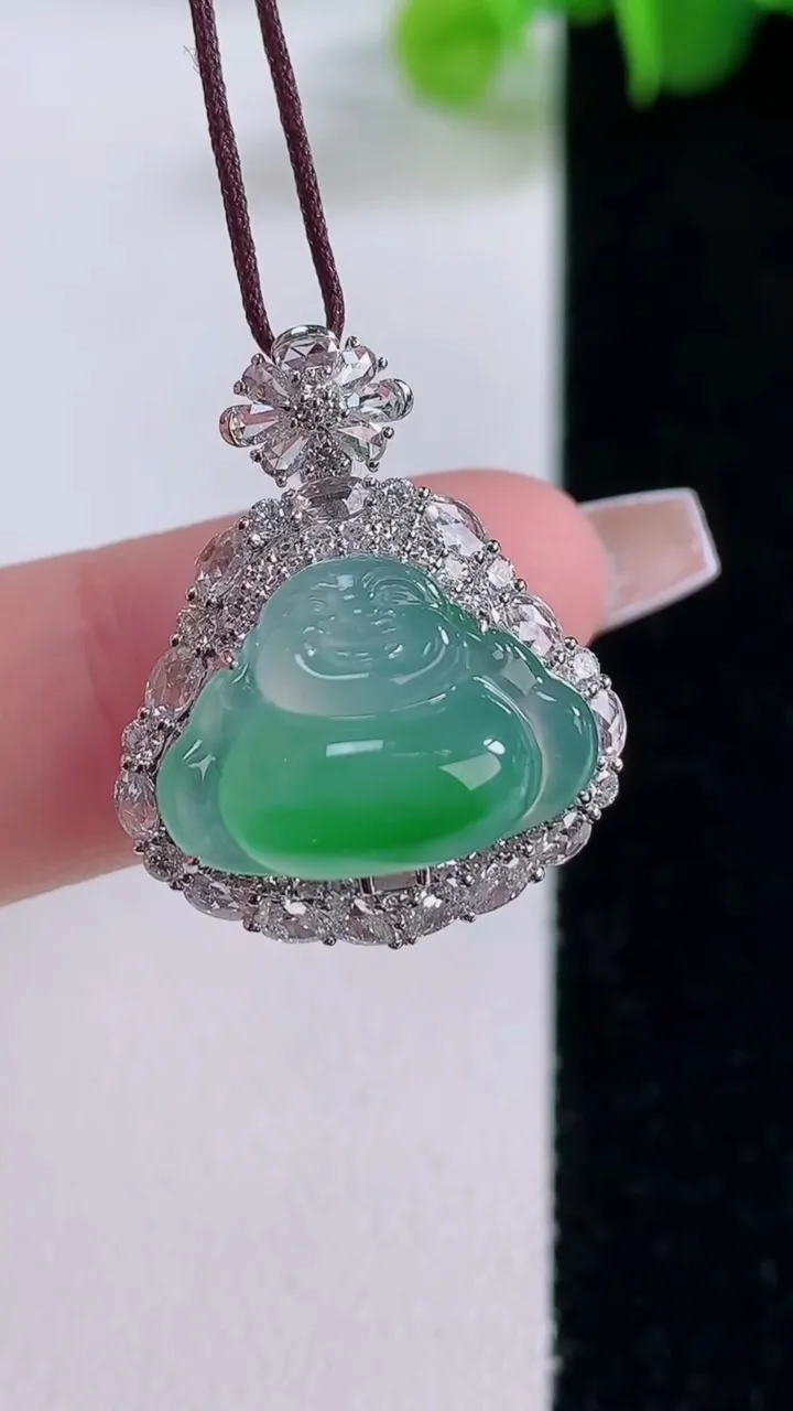 天然A货翡翠佛公吊坠，尺寸23.8-19.8-12.3裸石11.3-16，重量:4.64g
12月5日