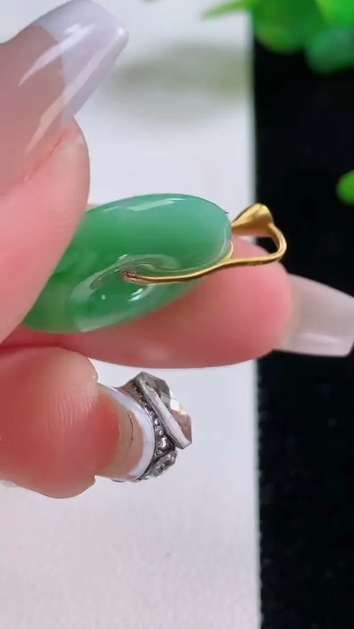 天然A货翡翠平安扣吊坠，尺寸21-3.8，重量:4.28g
12月5日