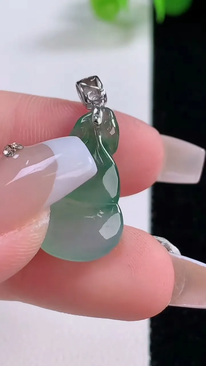 天然A货翡翠花葫芦吊坠，尺寸22.5-12.7-6.8，重量:3.20g
12月5日