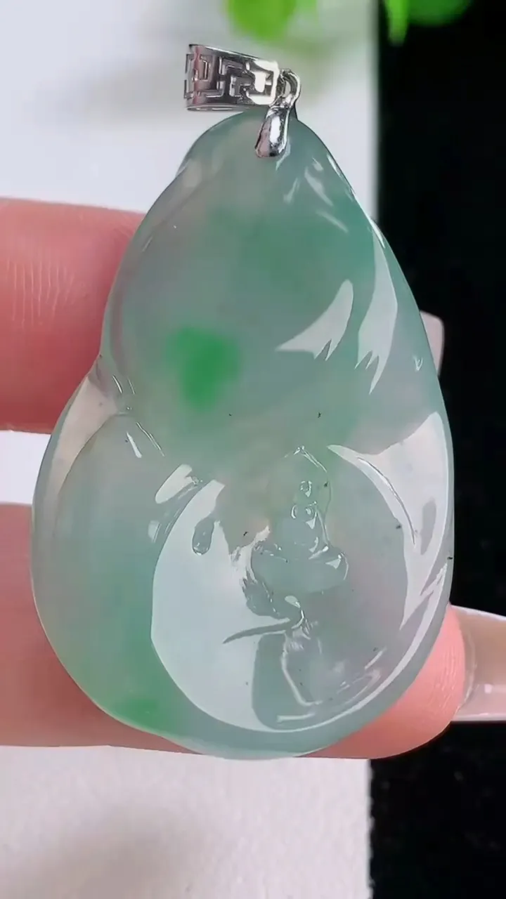 天然A货翡翠无相佛吊坠，尺寸40-26.4-5.6，重量:11.44g
12月5日