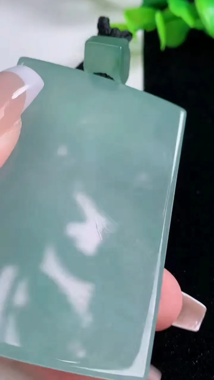 天然A货翡翠无事牌吊坠，尺寸61.8-41.2-8.7，重量:78.54g
12月5日