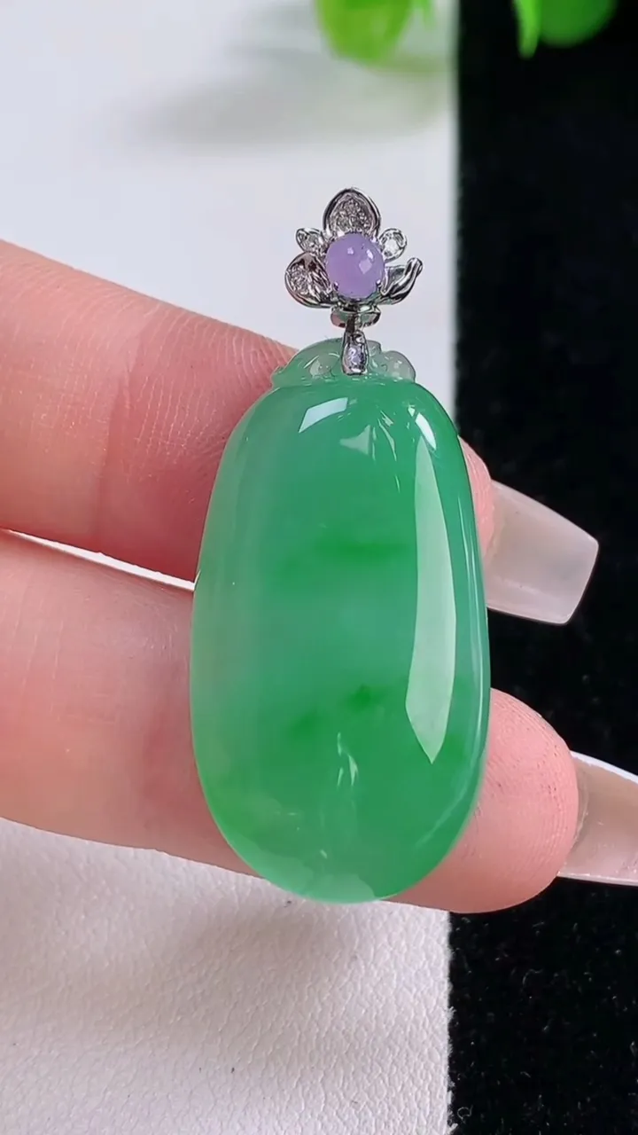 天然A货翡翠福瓜吊坠，尺寸28.8-16.2-5.5，重量:7.42g
12月5日