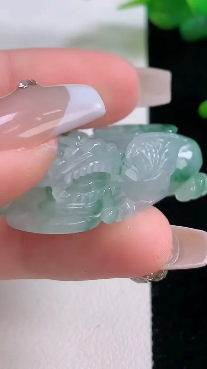 天然A货翡翠飘花霸王貔貅吊坠，尺寸39.6-21.6-13，重量:25.88g
12月5日