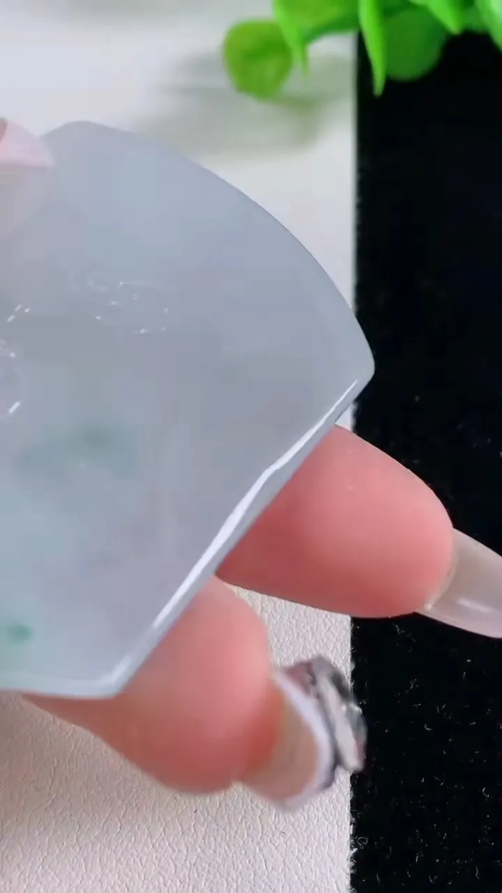 天然A货翡翠冰种飘花虚空藏菩萨吊坠，尺寸52.7-39-5.3，重量:26.45g
12月5日