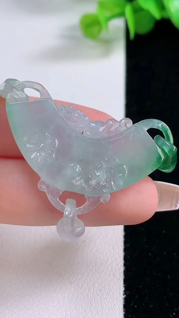 天然A货翡翠如意锁吊坠，尺寸30.4-40.2-5.8，重量:10.13g
12月5日