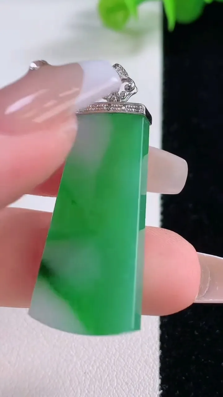 天然A货翡翠无事牌吊坠，尺寸34.7-15.3-3.8，重量:6.40g
12月5日