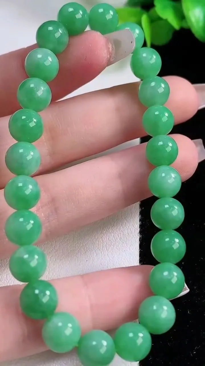 天然A货翡翠圆珠手串24颗，尺寸7.8，重量:20.70g12月5日
工厂直销收藏佳品,种好水足，色泽均匀，有种有色，上手高大气！