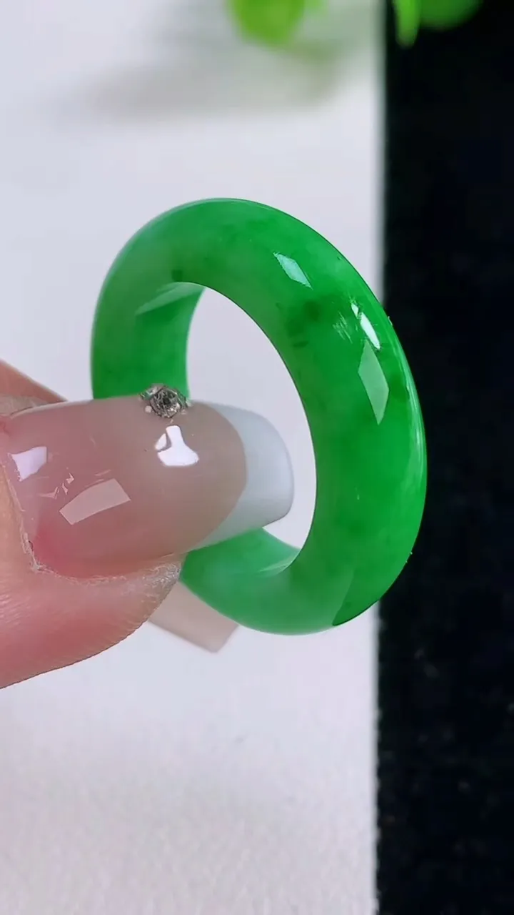 天然A货翡翠指环 戒指，尺寸18.5-5.9-3.9，重量:5.52g2025年12月5日
工厂直销