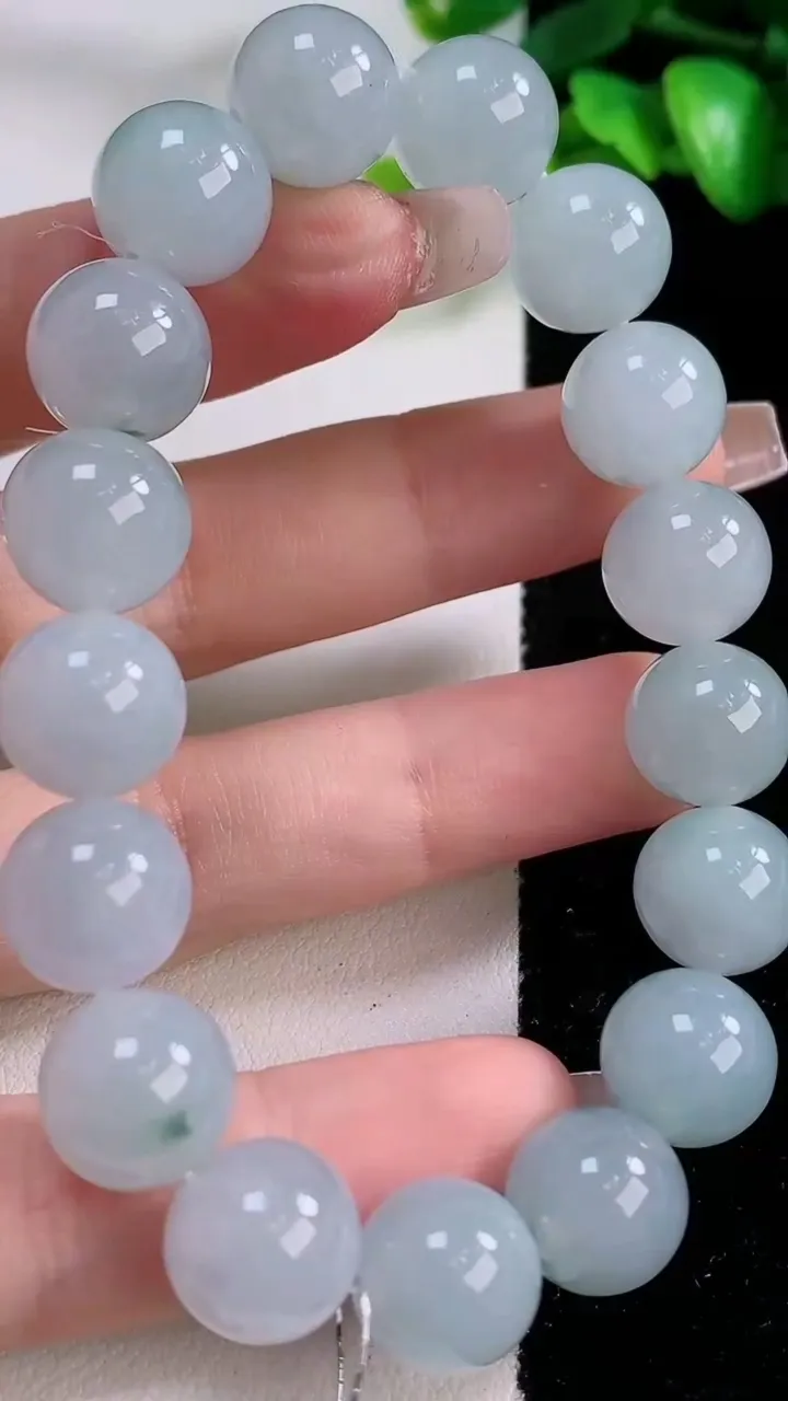 天然A货翡翠种飘花圆珠手串17颗，尺寸11.3，重量:44.66g12月5日
工厂直销收藏佳品,种好水足，色泽均匀，有种有色，上手高大气！