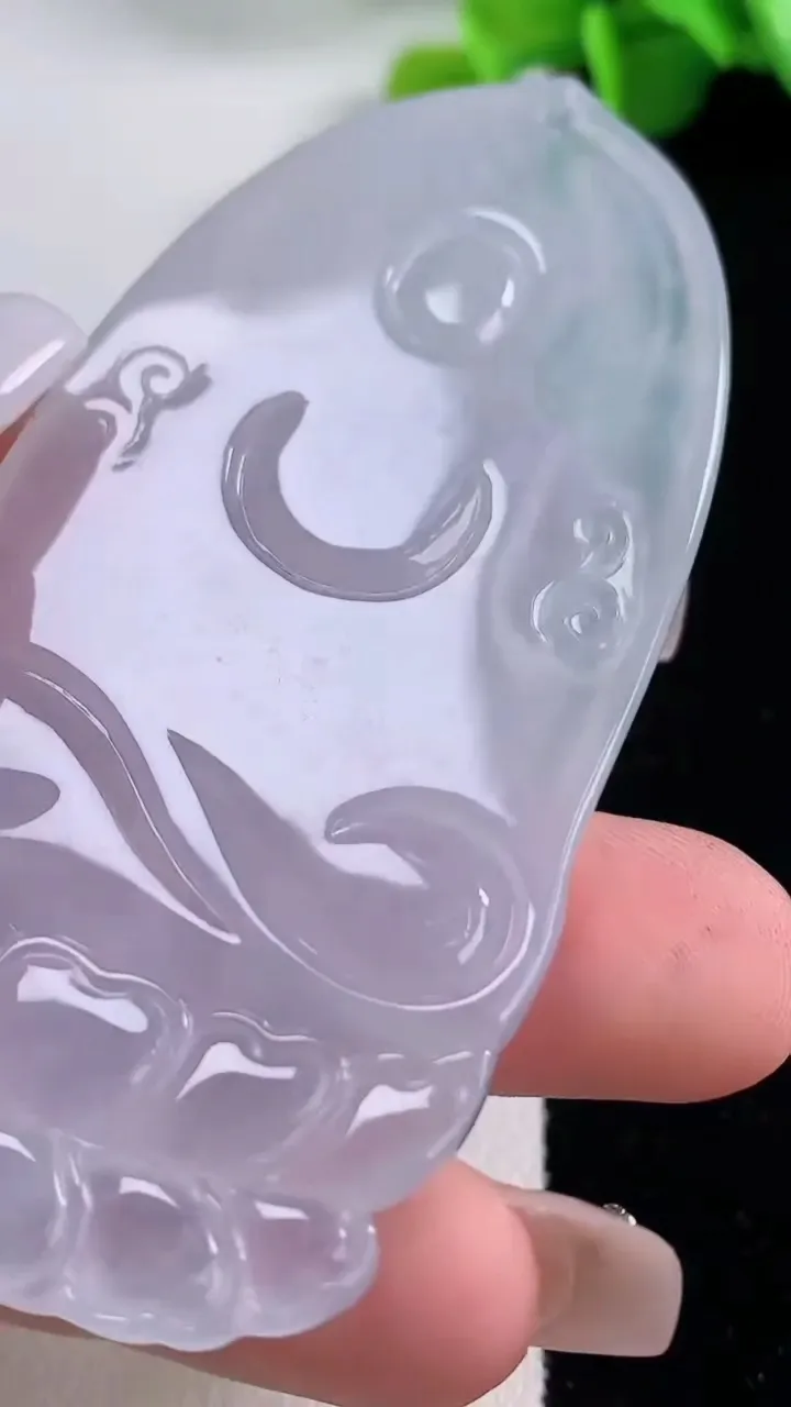 天然A货翡翠种飘花观音菩萨吊坠，尺寸71.7-36.2-6，重量:34.16g
12月5日