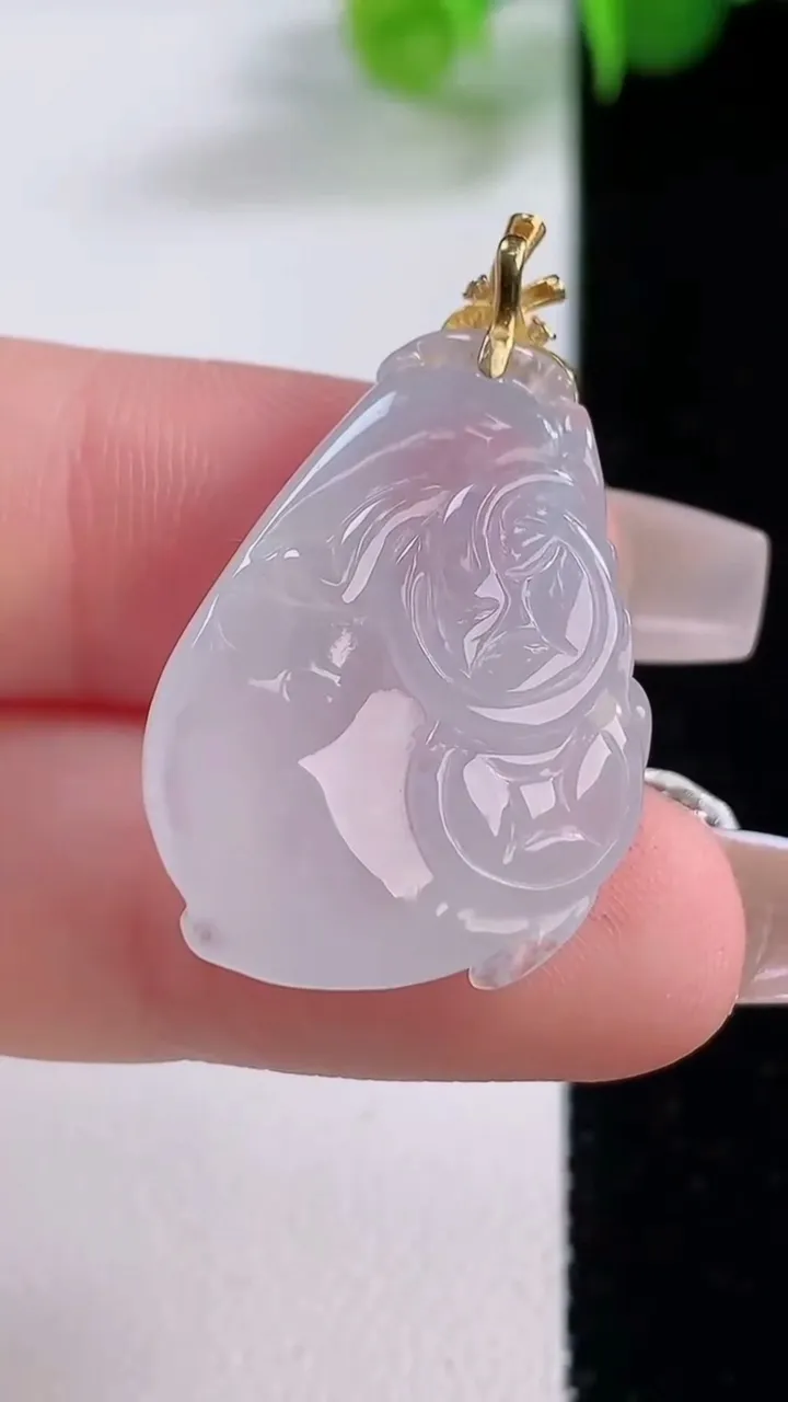 天然A货翡翠种白冰福瓜吊坠，尺寸26.2-19-8.9，重量:6.75g
12月5日