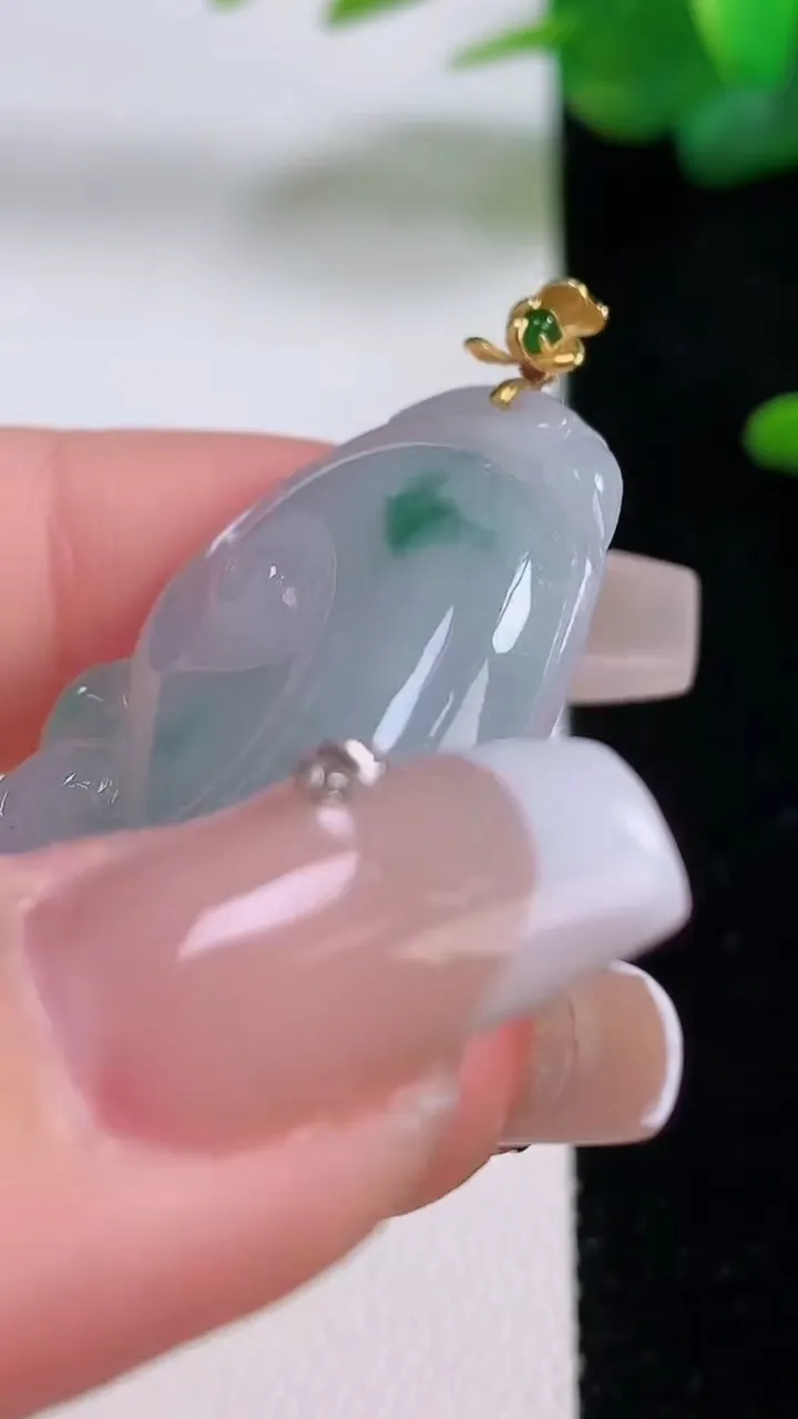 天然A货翡翠种飘花如意吊坠，尺寸38-23.2-6，重量:10.50g
12月5日