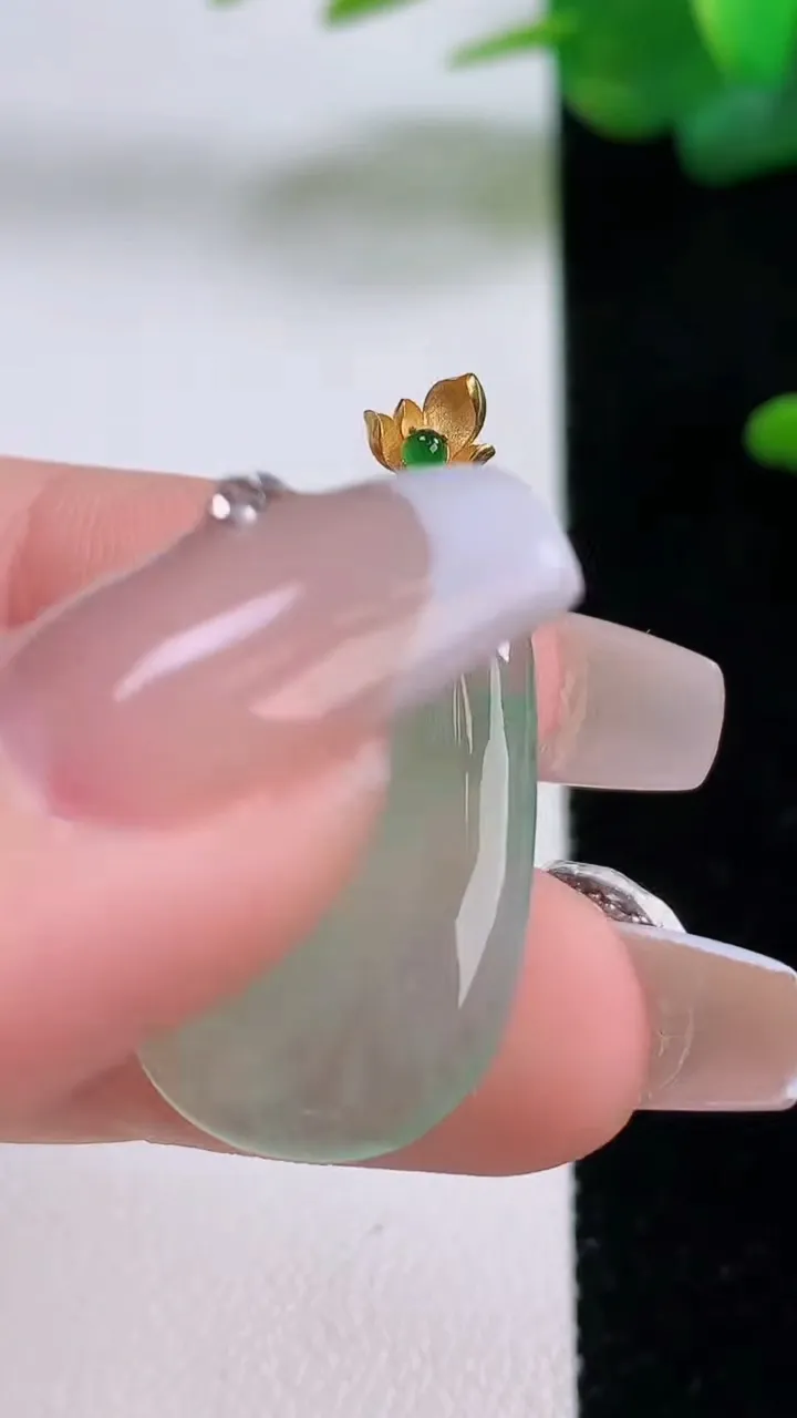 天然A货翡翠如意吊坠，尺寸27.2-16-3.9，重量:3.62g
12月5日